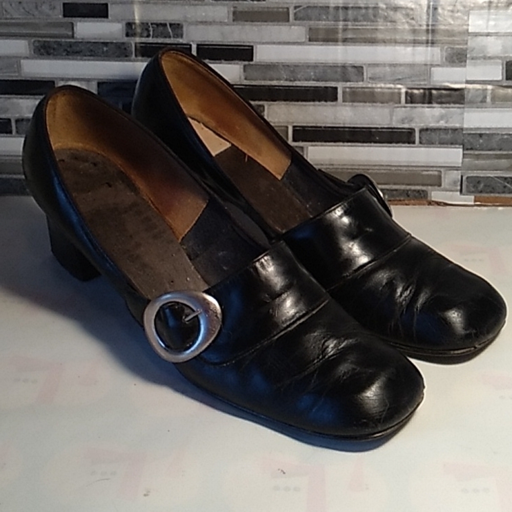 Vintage 1970s ladies heeled dress shoes black